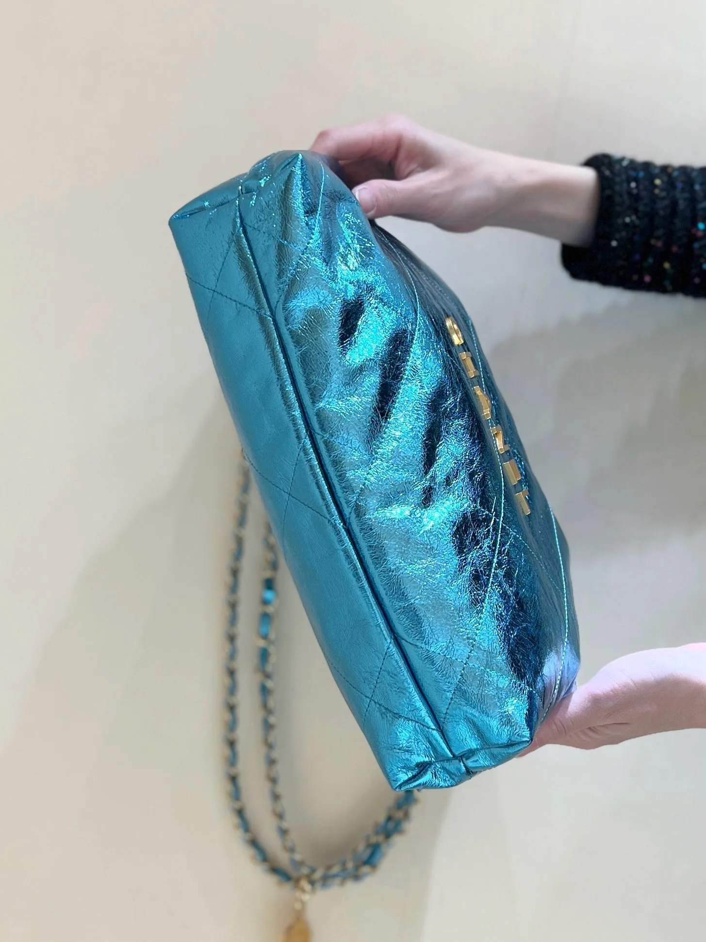 CC1084 CHANEL 22 Bag / HIGHEST QUALITY VERSION / Small/Medium
