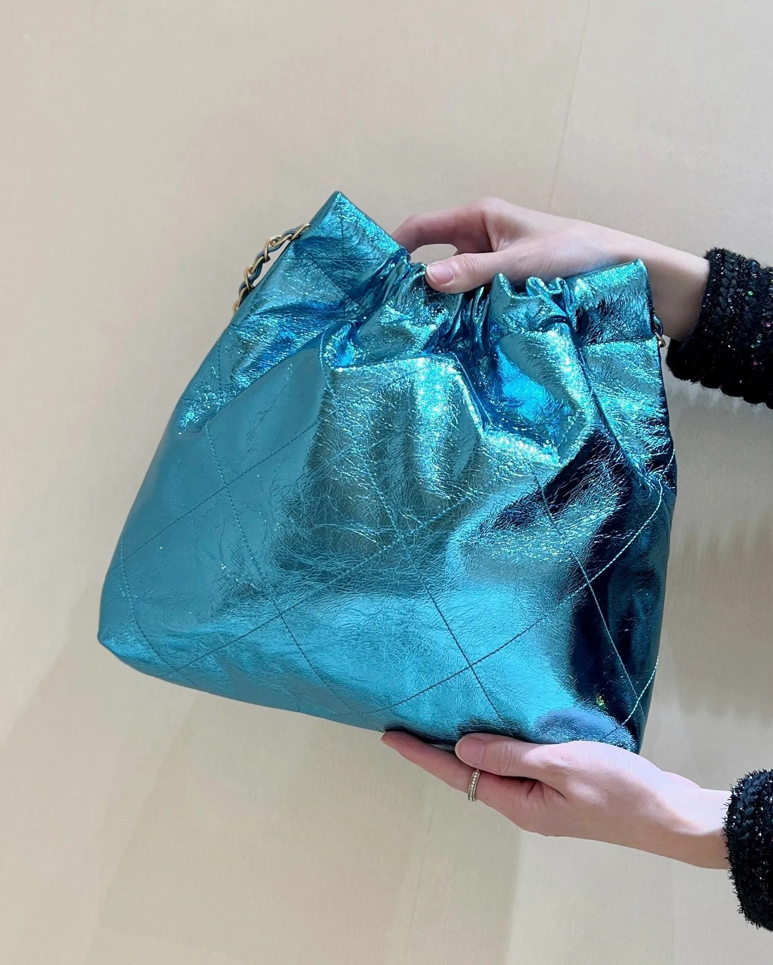 CC1084 CHANEL 22 Bag / HIGHEST QUALITY VERSION / Small/Medium
